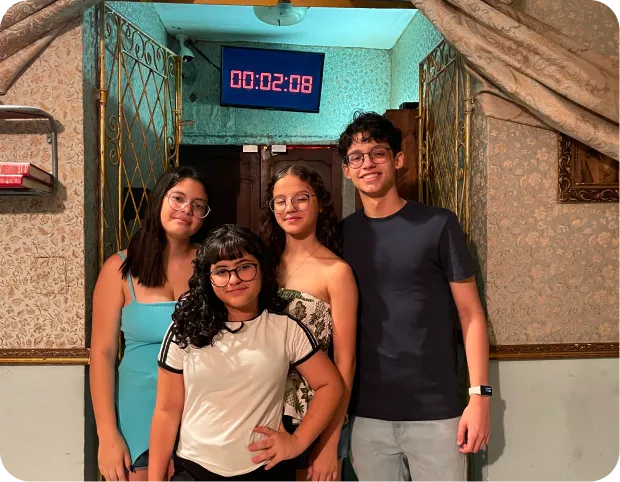 Grupo comemorando no Escaping Natal